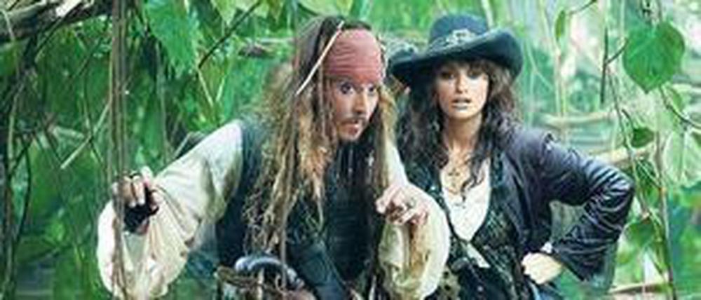 Ohne Augenklappe und 3-D-Brille. Zum vierten Mal bereits schlüpfte Johnny Depp, hier mit Penélope Cruz, in die Freibeuterkluft. Mit „Pirates of the Caribbean - Fremde Gezeiten“...