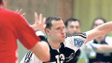Das Saisonende im Blick. VfL Handballer Stephan Mellack geht auch am Samstag wieder auf Torejagd. Danach wird in der Sporthalle Heinrich-Mann-Allee kräftig gefeiert. Auch in der nächsten Saison spielen die Potsdamer in der zweiten Liga.
