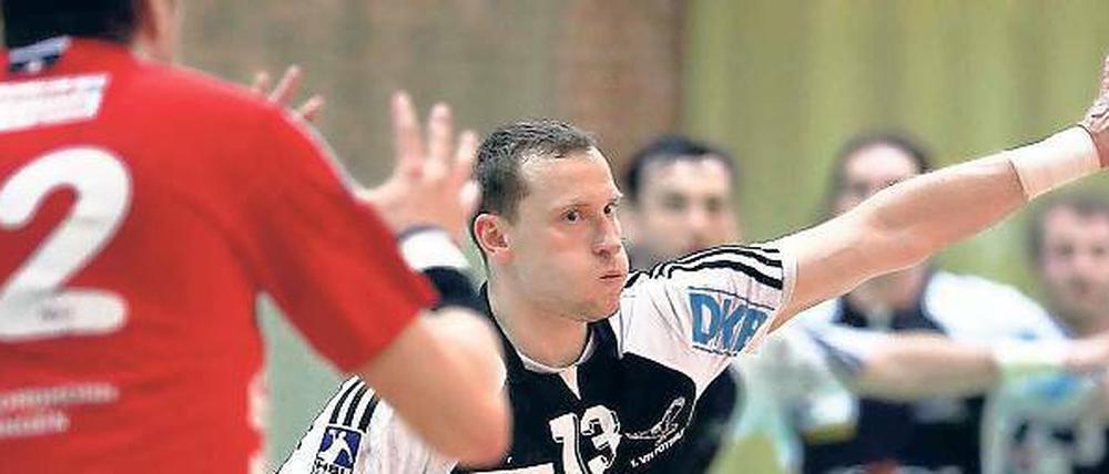 Das Saisonende im Blick. VfL Handballer Stephan Mellack geht auch am Samstag wieder auf Torejagd. Danach wird in der Sporthalle Heinrich-Mann-Allee kräftig gefeiert. Auch in der nächsten Saison spielen die Potsdamer in der zweiten Liga.