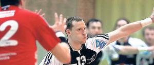 Das Saisonende im Blick. VfL Handballer Stephan Mellack geht auch am Samstag wieder auf Torejagd. Danach wird in der Sporthalle Heinrich-Mann-Allee kräftig gefeiert. Auch in der nächsten Saison spielen die Potsdamer in der zweiten Liga.
