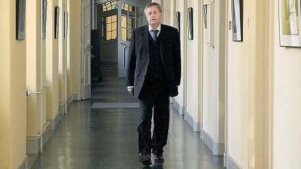 Auf dem Pfad  Stadtwerke-Geschäftsführer Peter Paffhausen am Mittwochabend auf dem Weg zur Sondersitzung des Hauptausschusses im Rathaus. Auch dort wurde wegen der Spitzel-Affäre über seine Zukunft beraten.