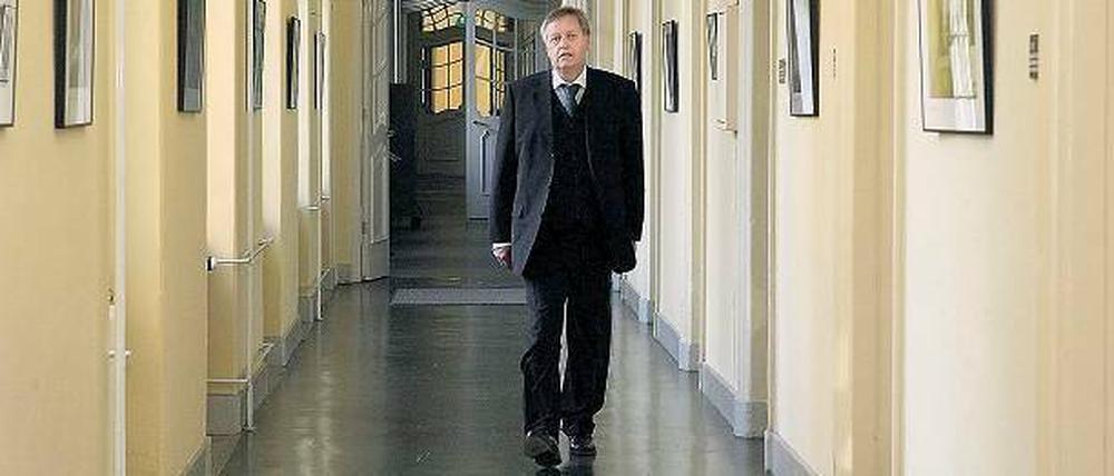 Auf dem Pfad  Stadtwerke-Geschäftsführer Peter Paffhausen am Mittwochabend auf dem Weg zur Sondersitzung des Hauptausschusses im Rathaus. Auch dort wurde wegen der Spitzel-Affäre über seine Zukunft beraten.
