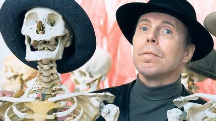 Rückzug. Gunther von Hagens neben einem Skelett im Plastinarium in Guben. Von Hagens sieht sich aus gesundheitlichen Gründen gezwungen, seine Pläne für eine Großmanufaktur im brandenburgischen Guben aufzugeben. Nun ist er wegen Steuerhinterziehung angeklagt