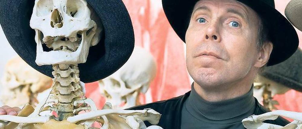 Rückzug. Gunther von Hagens neben einem Skelett im Plastinarium in Guben. Von Hagens sieht sich aus gesundheitlichen Gründen gezwungen, seine Pläne für eine Großmanufaktur im brandenburgischen Guben aufzugeben. Nun ist er wegen Steuerhinterziehung angeklagt