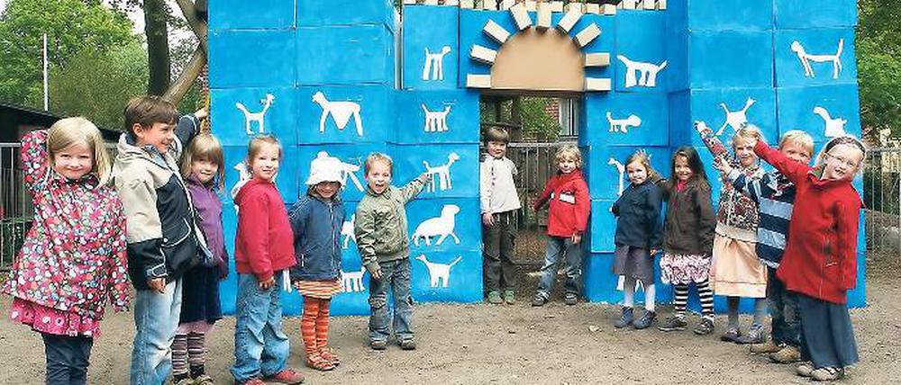 Zwergenburg. Kinder der Potsdamer Zwergenwerkstatt.