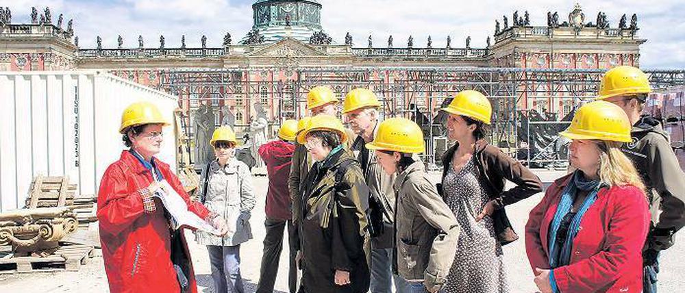 Schaustelle Kolonnaden. Arnhild Mäder (l.) führt die Gäste über die Baustelle der Kolonnaden vor dem Neuen Palais. Die riesigen Säulen neigen sich im Sommer – dagegen wurde eine spezielle Vorrichtung entwickelt.