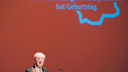 Geburtstagsmann. Bei der Wand hätte man meinen können das Land feiert ihn, aber Manfred Stolpe wurde am Montag von seiner Partei zu seinem 75. Geburtstag geehrt. Die SPD hat er zwar nicht gegründet, aber an die Macht geführt und dort gehalten.