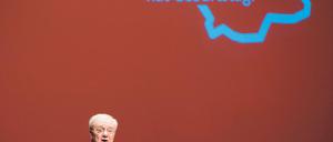 Geburtstagsmann. Bei der Wand hätte man meinen können das Land feiert ihn, aber Manfred Stolpe wurde am Montag von seiner Partei zu seinem 75. Geburtstag geehrt. Die SPD hat er zwar nicht gegründet, aber an die Macht geführt und dort gehalten.