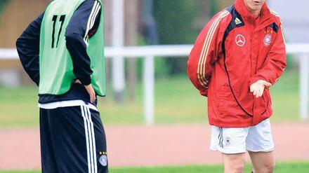 Auftakt im Regen. Christian Ziege (rechts) bat am Montag die U19-Auswahl auf dem Werderaner Arno-Franz-Sportplatz zur ersten Trainingseinheit.