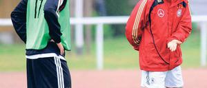 Auftakt im Regen. Christian Ziege (rechts) bat am Montag die U19-Auswahl auf dem Werderaner Arno-Franz-Sportplatz zur ersten Trainingseinheit.