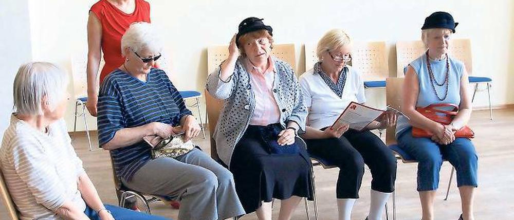 Neuanfang. Susanne Mohr (hinten) mit ihrer „Theaterschatulle“ beim Proben.