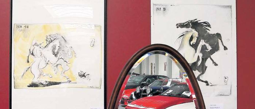 Durchblick. Oldtimer und Kunst im gelungenen Kontrast.
