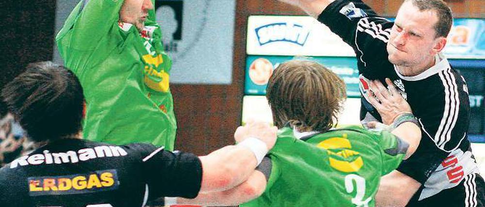 Traf viermal. VfL-Rückraumspieler Stephan Mellack (rechts) in Minden.