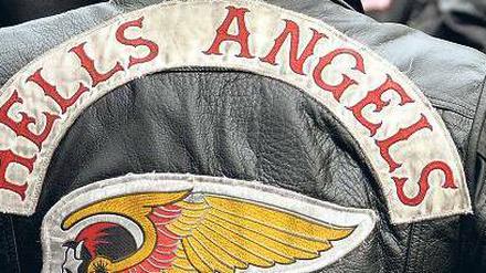 Der Kult der Kutte. Das Logo der Hells Angels auf der Lederjacke macht auf Heranwachsende in Brennpunktkiezen großen Eindruck. Die Banden nutzen ihr Image als harte Kerle.