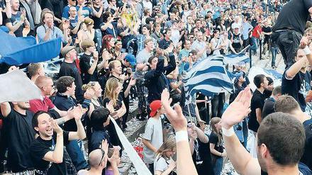 Dank von Fans und Mannschaft. Spieler und Anhänger des SV Babelsberg 03 feierten am Samstag das erfolgreiche Ende der ersten Saison in der 3. Fußball-Liga.