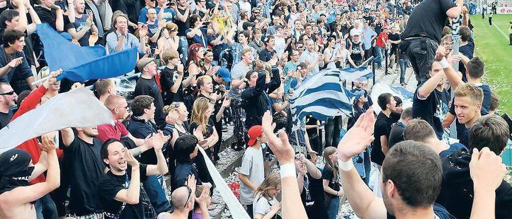 Dank von Fans und Mannschaft. Spieler und Anhänger des SV Babelsberg 03 feierten am Samstag das erfolgreiche Ende der ersten Saison in der 3. Fußball-Liga.