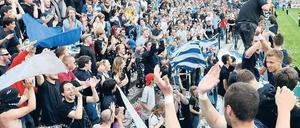 Dank von Fans und Mannschaft. Spieler und Anhänger des SV Babelsberg 03 feierten am Samstag das erfolgreiche Ende der ersten Saison in der 3. Fußball-Liga.