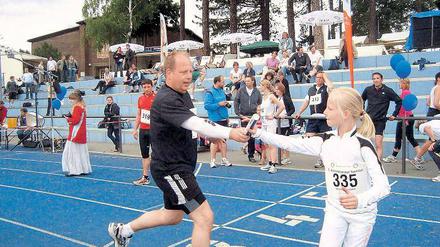 Staffelübergabe. 350 Teilnehmer liefen insgesamt 1000 Kilometer.