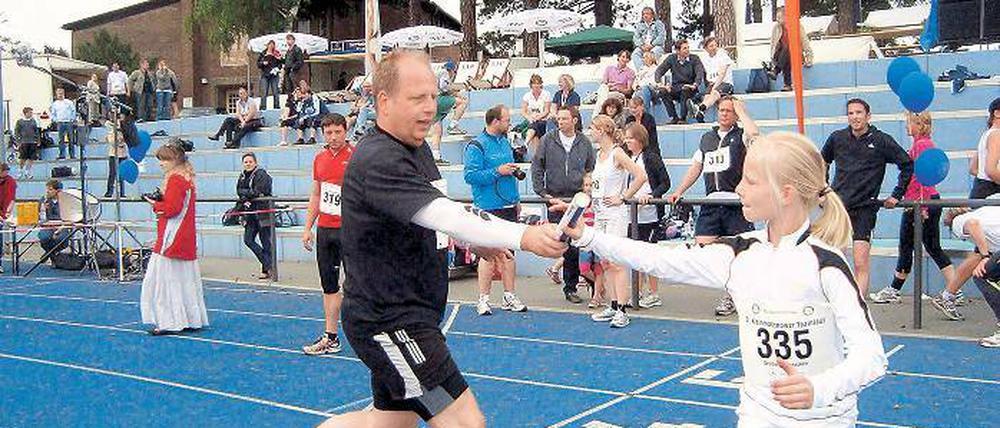 Staffelübergabe. 350 Teilnehmer liefen insgesamt 1000 Kilometer.