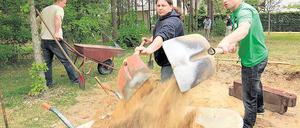 Schaufeln für mehr Spielfreude: Die Beelitzer Nachwuchsparlamentarier am Freitag bei der Spielplatzsanierung.