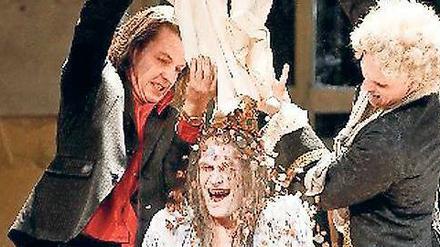 Was kann es Schöneres geben, als einen ausgiebigen Dukatenregen? Volpone (Wolfgang Vogler) lässt sich von Mosca (Holger Bülow, links) und Nano (Eddie Irle) verwöhnen.