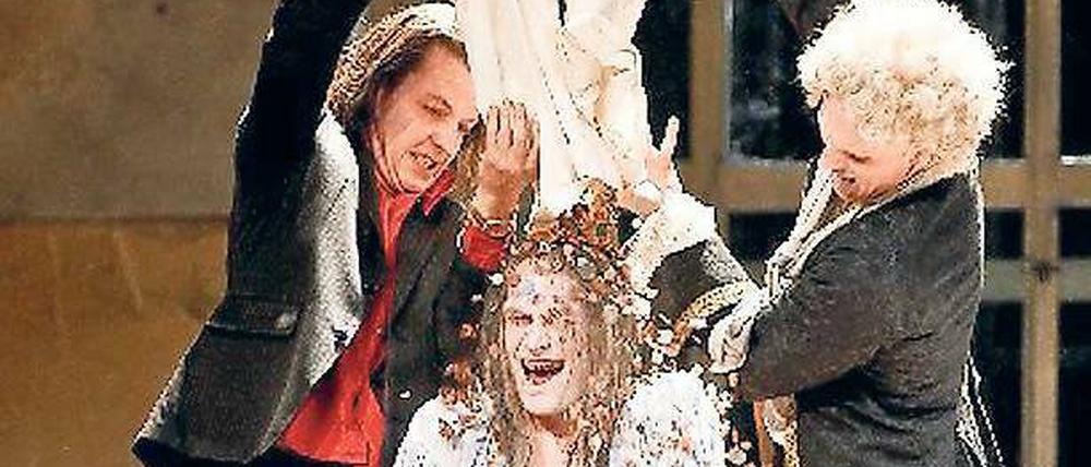 Was kann es Schöneres geben, als einen ausgiebigen Dukatenregen? Volpone (Wolfgang Vogler) lässt sich von Mosca (Holger Bülow, links) und Nano (Eddie Irle) verwöhnen.