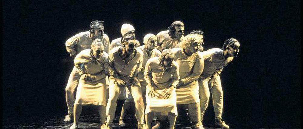 Verdammt in der Gruppe. Maguy Marins Erfolgsstück „May B“, inspiriert von Beckett und Musik Schuberts, das bereits seit 30Jahren tourt und nichts von seiner Aktualität verloren hat, eröffnet die Tanztage.