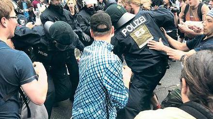 Kundgebung mit Folgen. 120 Neonazis kontra 400 Gegendemonstranten: Beim Aufmarsch der Rechten am Mehringdamm kam es zu Rangeleien. Die Polizei nahm mehrere Teilnehmer fest.