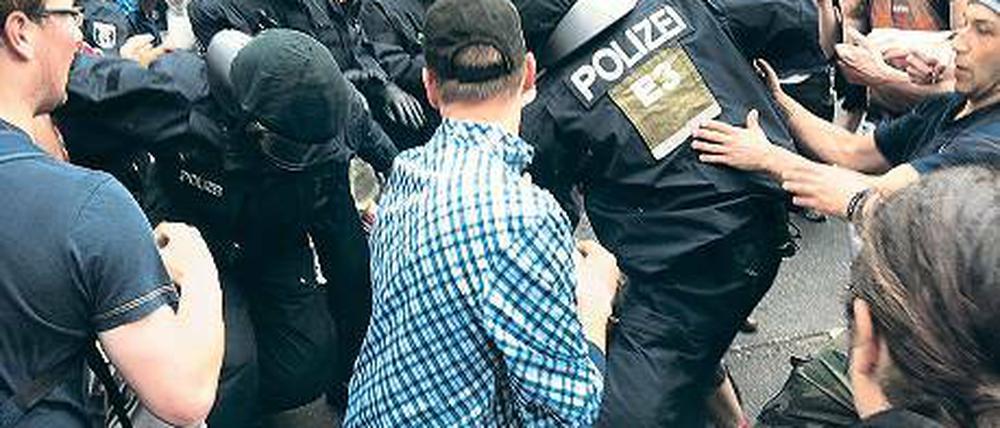Kundgebung mit Folgen. 120 Neonazis kontra 400 Gegendemonstranten: Beim Aufmarsch der Rechten am Mehringdamm kam es zu Rangeleien. Die Polizei nahm mehrere Teilnehmer fest.