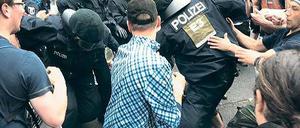Kundgebung mit Folgen. 120 Neonazis kontra 400 Gegendemonstranten: Beim Aufmarsch der Rechten am Mehringdamm kam es zu Rangeleien. Die Polizei nahm mehrere Teilnehmer fest.