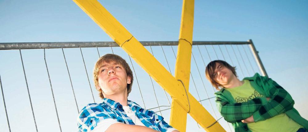Geixt. Christoph (l.) und Tobias Haase stehen vor dem gelben „X“. Das Symbol aus der Anti-Akw-Bewegung steht in Beeskow gegen die CO2-Verpressung.