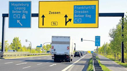 Bald kostenpflichtig. Die Bundesstraße 96 in der Nähe von Rangsdorf (Teltow-Fläming). Insgesamt vier Strecken in Brandenburg sind für eine Lkw-Maut vorgesehen.