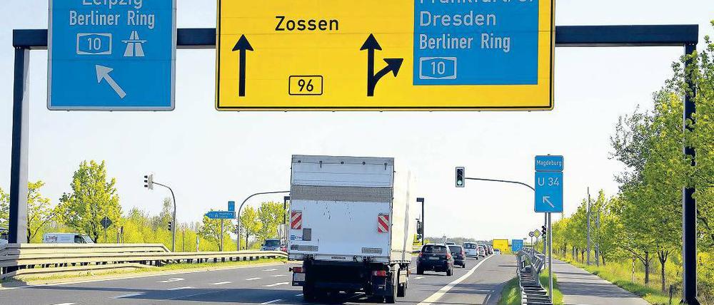 Bald kostenpflichtig. Die Bundesstraße 96 in der Nähe von Rangsdorf (Teltow-Fläming). Insgesamt vier Strecken in Brandenburg sind für eine Lkw-Maut vorgesehen.