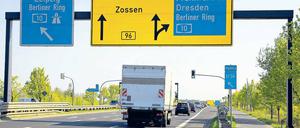 Bald kostenpflichtig. Die Bundesstraße 96 in der Nähe von Rangsdorf (Teltow-Fläming). Insgesamt vier Strecken in Brandenburg sind für eine Lkw-Maut vorgesehen.