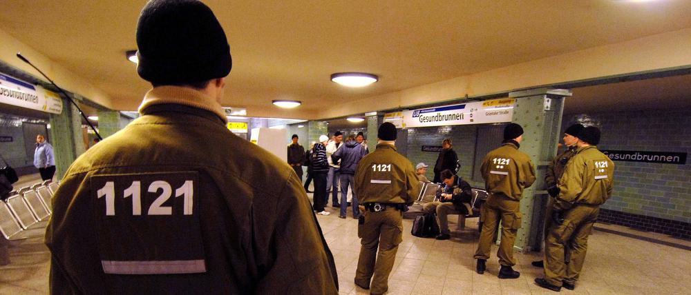 Tatort U-Bahn. Nach den jüngsten Vorfällen fühlen sich viele Fahrgäste unsicher. Jetzt soll unabhängig von aktuellen Einsätzen wieder mehr Sicherheitspersonal in den Dienst.