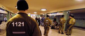 Tatort U-Bahn. Nach den jüngsten Vorfällen fühlen sich viele Fahrgäste unsicher. Jetzt soll unabhängig von aktuellen Einsätzen wieder mehr Sicherheitspersonal in den Dienst.