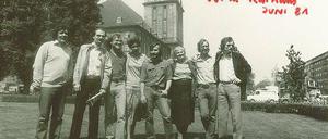 Gruppenbild mit Rathaus. Michael Wendt (4.v.r.). Links von ihm steht Rita Kantemir und neben ihr Manfred Rabatsch.