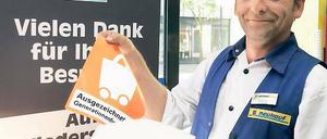 Barrierefrei einkaufen. Mit dem Qualitätssiegel für „Generationenfreundliches Einkaufen“ – ein Einkaufswagen auf orangefarbenem Grund – darf Edeka-Filialleiter Richard Mahnke für seinen Markt im Weber-Park werben.