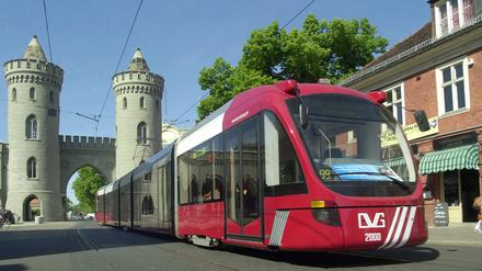 Im Juni 2005 war eine Variobahn in Potsdam getestet worden und fuhr zwischen Stern und Kirchsteigfeld. Hier passierte sie das Nauener Tor. Archiv-