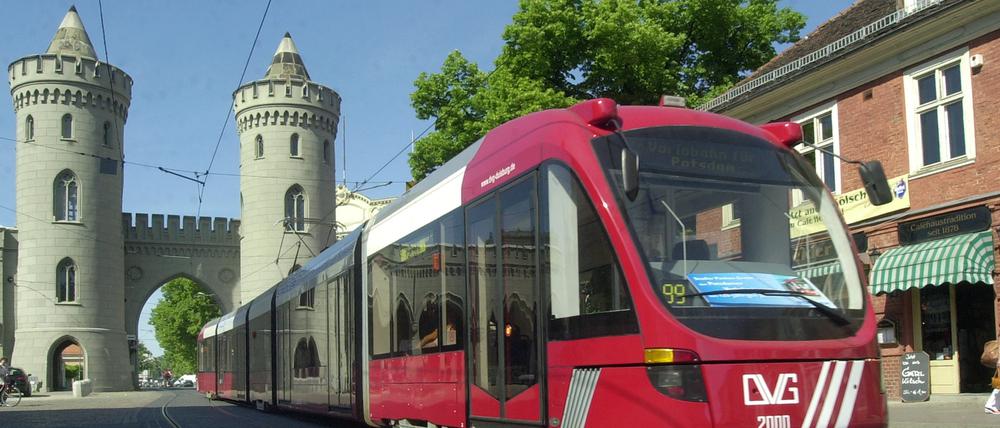 Im Juni 2005 war eine Variobahn in Potsdam getestet worden und fuhr zwischen Stern und Kirchsteigfeld. Hier passierte sie das Nauener Tor. Archiv-