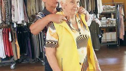Tréz chic. Boutique-Inhaberin Marita Blumhoff kleidet ein Model ein.