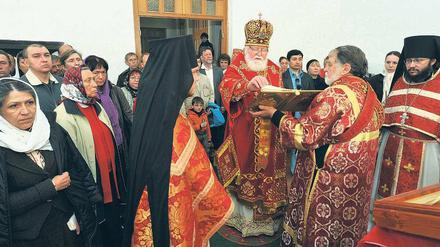 Leben im Kloster. Der Erzbischof der Berliner Diözese, Feofan Galinskij (M), leitete am Freitag einen Gottesdienst mit Gläubigen im russisch-orthodoxen Kloster in Götschendorf. Die ersten drei von künftig 30 Mönchen lassen sich in der Anlage nieder.