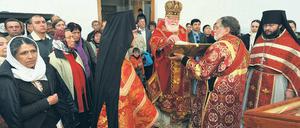 Leben im Kloster. Der Erzbischof der Berliner Diözese, Feofan Galinskij (M), leitete am Freitag einen Gottesdienst mit Gläubigen im russisch-orthodoxen Kloster in Götschendorf. Die ersten drei von künftig 30 Mönchen lassen sich in der Anlage nieder.