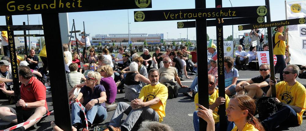 Mit einer Sitzblockade sperren Demonstranten am Samstag die Bundesstraße 96 vor dem Flughafen in Schönefeld. Mehrere tausend Demonstranten protestierten gegen die Flugrouten des zukünftigen BBI Airports und forderten ein konsequentes Nachtflugverbot.