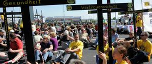 Mit einer Sitzblockade sperren Demonstranten am Samstag die Bundesstraße 96 vor dem Flughafen in Schönefeld. Mehrere tausend Demonstranten protestierten gegen die Flugrouten des zukünftigen BBI Airports und forderten ein konsequentes Nachtflugverbot.