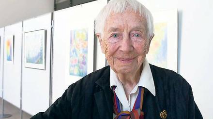 Blickt gelassen zurück: Doris Nixdorff, Kleinmachnows älteste Einwohnerin hat ihr Jahrhundert in Bildern festgehalten.