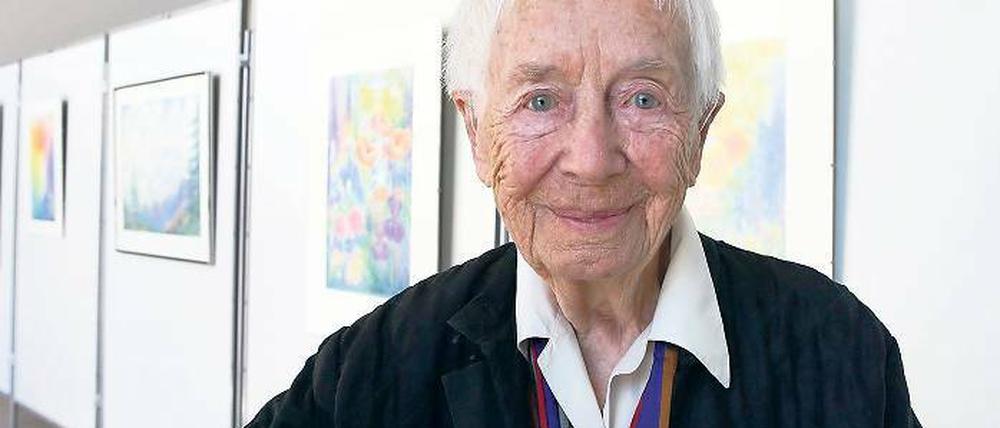 Blickt gelassen zurück: Doris Nixdorff, Kleinmachnows älteste Einwohnerin hat ihr Jahrhundert in Bildern festgehalten.