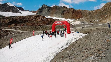 Trauriges Bild. Skifahreren fehlt selbst auf einstiger Gletscherhöhe in den Alpen inzischen die Grundlage wie hier auf fast 3000 Metern Höhe beim Pitztaler Gletscher.