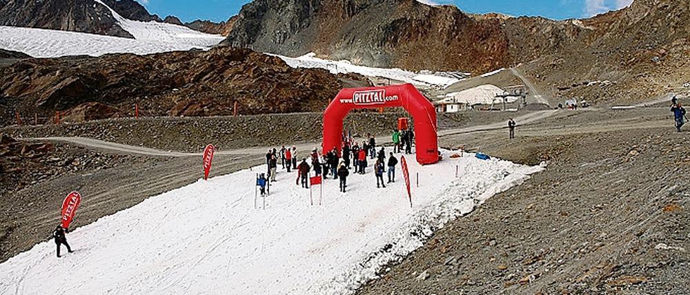 Trauriges Bild. Skifahreren fehlt selbst auf einstiger Gletscherhöhe in den Alpen inzischen die Grundlage wie hier auf fast 3000 Metern Höhe beim Pitztaler Gletscher.