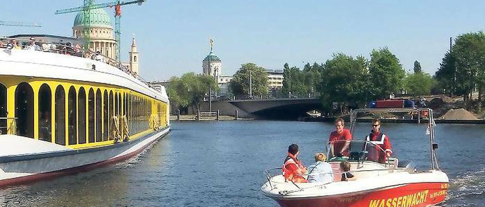 Ihr Einsatz bitte! Mit einem Bootskorso ist die Wasserwacht am Samstag in die Saison gestartet. 2010 musste sie durchschnittlich einmal pro Tag Erste Hilfe leisten.
